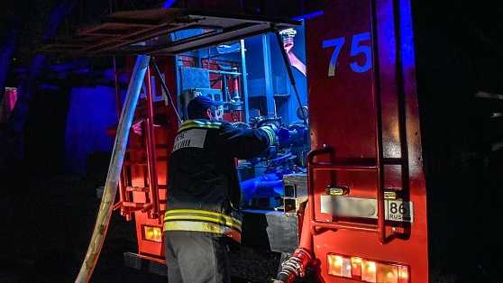 Дознаватели МЧС работают на месте пожара в Ханты-Мансийске