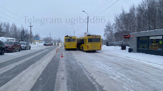 В Сургуте автобус сбил водителя другого автобуса
