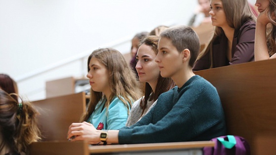 Почти тысяча первокурсников будут учиться в СурГУ бесплатно