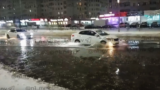 В Нижневартовске затопило улицу
