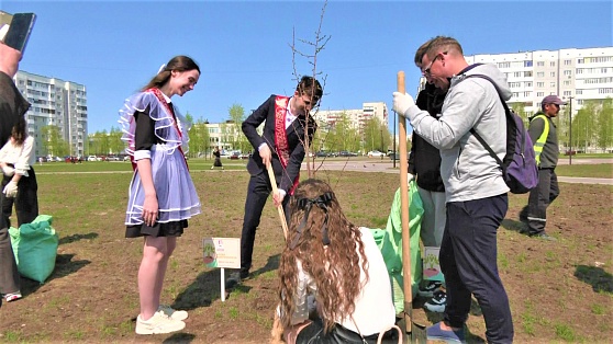 В Сургуте лучшие выпускники посадили яблоневую аллею