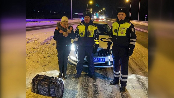 Нефтеюганские госавтоинспекторы помогли женщине, которая добиралась автостопом в Пермь
