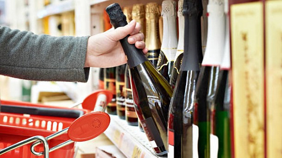 Продавца из магазина Пойковского уличили в продаже алкоголя несовершеннолетним