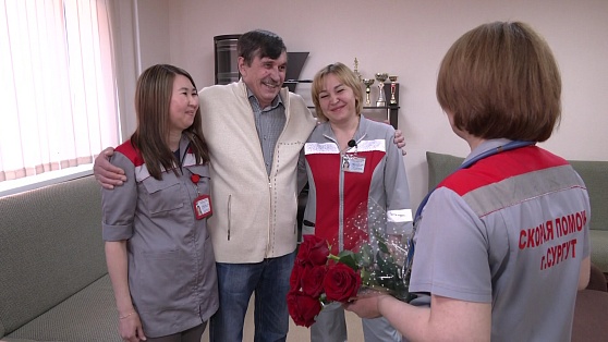 Вернули с «того света» - сургутянин принёс цветы на станцию скорой помощи в профессиональный праздник медиков