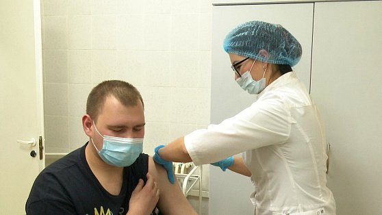 Более 300 няганцев сделали прививку новой вакциной от коронавируса