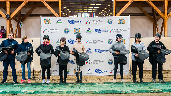 Ханты-мансийский «Мустанг» передал макеевскому конному клубу инвентарь