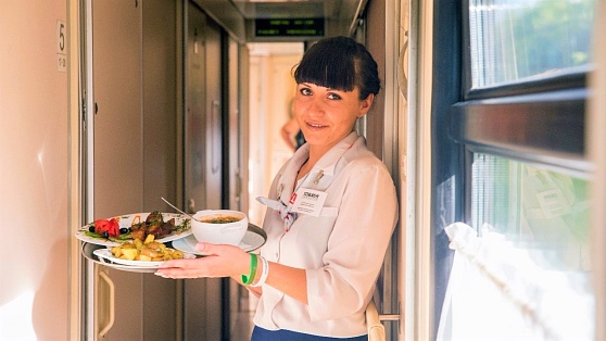 В поездах из Сургута тестируют систему с горячим питанием пассажиров