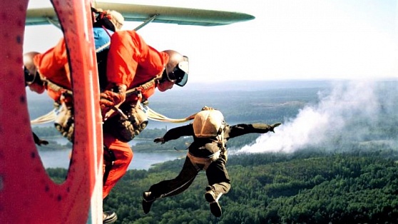 С километровой высоты прыгнуть как можно точнее - в Югре провели масштабные учения пожарных