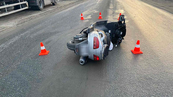Сургутский мотоциклист попал под колёса грузовика