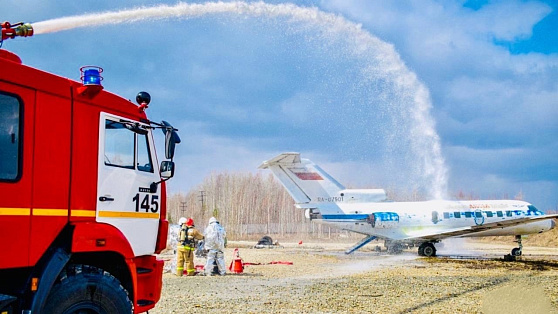 В аэропорту Ханты-Мансийска пожарные тушили самолет