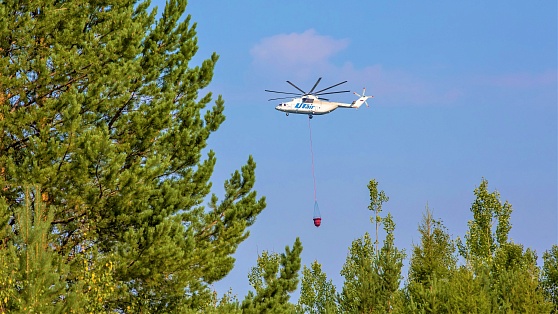 Из-за жары иссушились болота - югорским пожарным воду доставляют авиацией