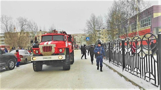 В Сургуте из-за пожара в лицее эвакуировали 260 человек