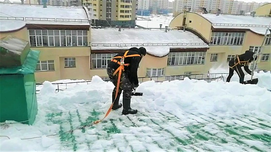 Чтобы крыша не потекла: в Югре массово чистят снег на кровлях