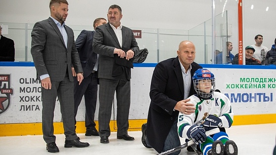 Фёдор Емельяненко в Югре встретился с юными следж-хоккеистами