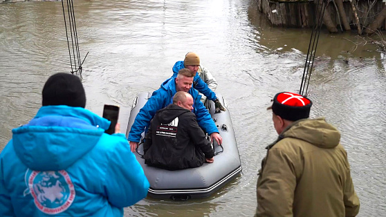 Волонтеры из Югры спасли курганца из затопленной дачи