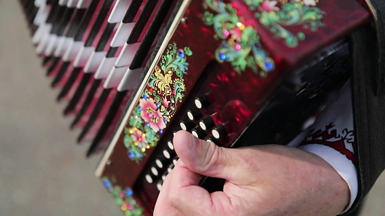 Гармония жизни в гармони: как старинный инструмент объединил в Югре почитателей народной музыки