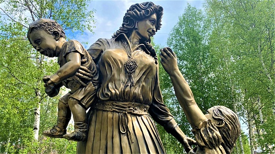 В Нижневартовске появилась скульптура женщины-матери