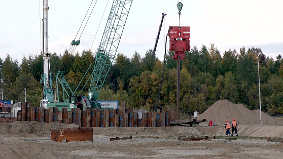 На строительстве сургутского моста приступили к самой кропотливой и малозаметной глазу работе