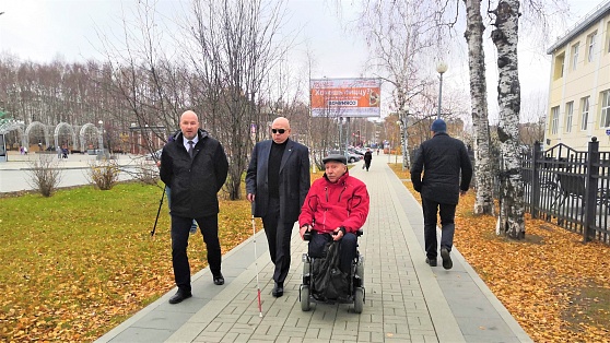 Как в Ханты-Мансийске адаптировали перекрёстки для людей с ограниченными возможностями?
