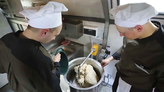 Призывники из Югры будут служить в военной школе поваров