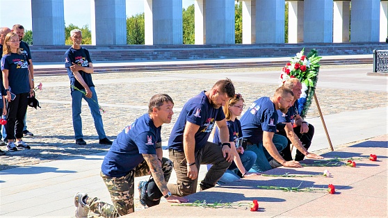 Участники медиаэкспедиции «Победа в наших сердцах» возложили цветы к Вечному Огню в Москве
