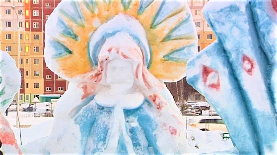 В Нижневартовске вандалы покусились на дворовый снежный городок