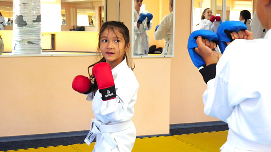 В Пойковском проводят инклюзивные занятия по карате