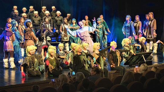 В Сургуте на сцену вышли 250 актёров