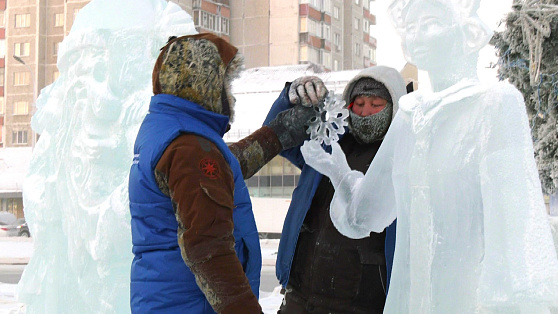 Резчики льда из Якутии приехали в Югру греться