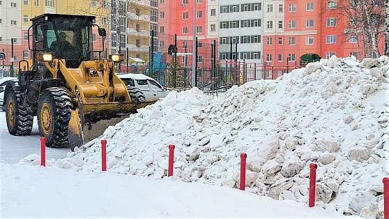 В Нижневартовске снегопад испытывает на прочность коммунальщиков
