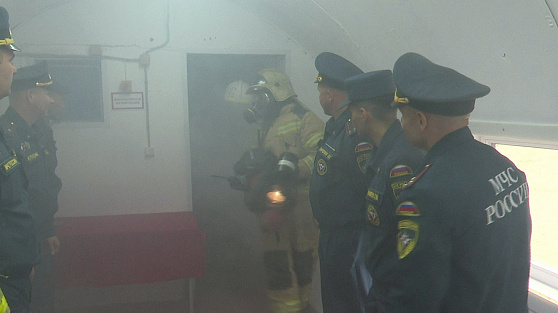 Няганские пожарные тренируются в обновлённой теплодымокамере