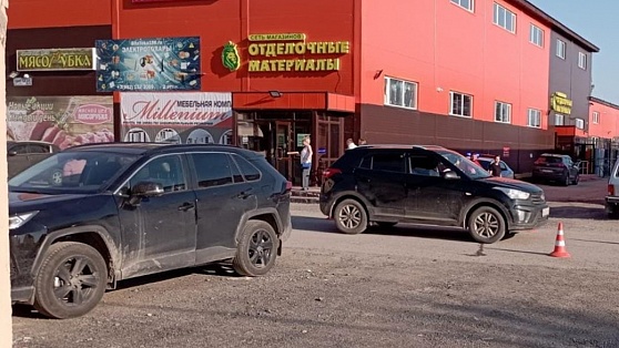 В Мегионе трёхлетний мальчик попал под машину у магазина
