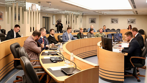 Молодые сургутские парламентарии проходят хакатон по законотворческой деятельности