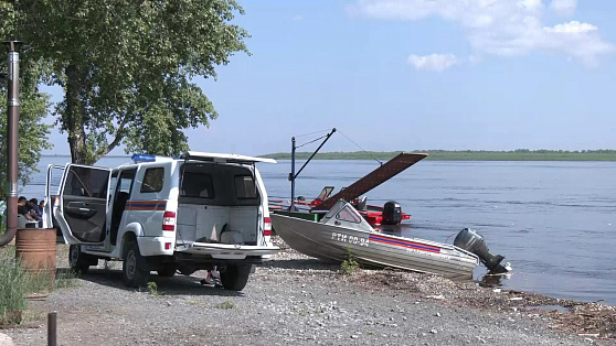 Недалеко от Луговского перевернулась лодка с 4 пассажирами