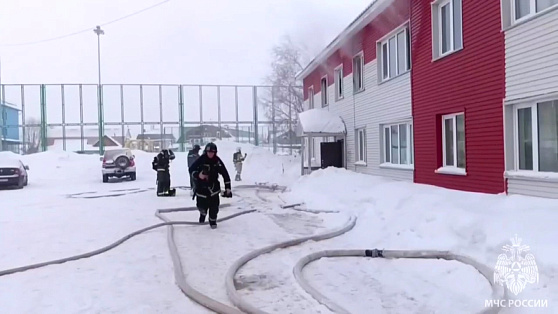 В Ханты-Мансийске пожарные вытащили из огня трёх человек