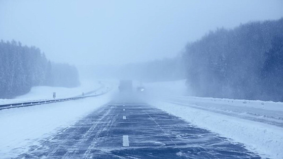На трассах Югры введено ограничение движения из-за сильного снегопада