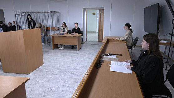Студенты-юристы в Сургуте сдают экзамен в зале судебных заседаний
