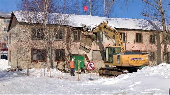 В сургутском «Строителе» снесли очередную двухэтажку