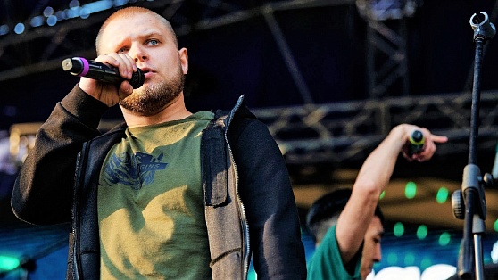 Сургутский рэпер зачитал свой текст на Донбассе