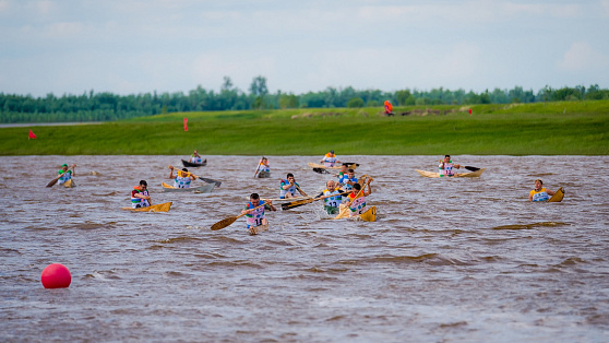 Большая волна на реке Горная усложнила трассу для участников гонок на обласах