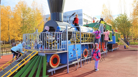 Зачем в Нижневартовске на детской площадке припарковали паровоз
