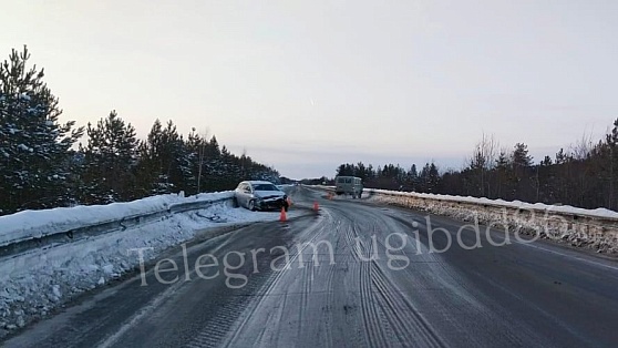 Врезался в ограждение: в Сургутском районе водитель пострадал во время столкновения