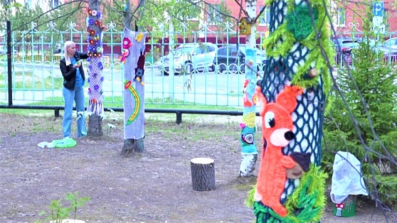 В Пойковском деревья нарядили в вязанные костюмы