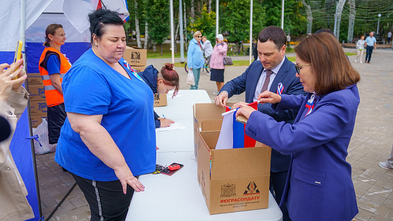 В День государственного флага в Ханты-Мансийске собрали «Коробки добра»