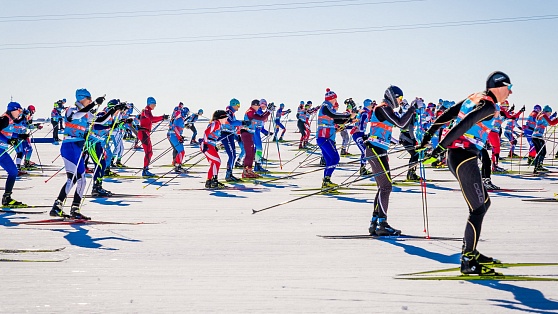 Сергей Устюгов побежит под номером «86»: в Ханты-Мансийске началась выдача номеров Югорского лыжного марафона