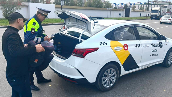 Госавтоинспекторы Югры проверяют водителей такси