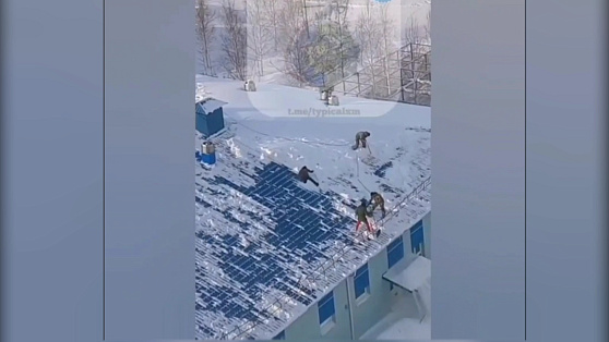 В Югре рабочие придумали, как убрать с крыши снег без инструментов
