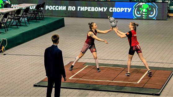 Жонглирование чугуном: в Ханты-Мансийске показали шоу на соревнованиях по гиревому спорту