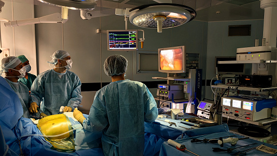 Сургутские кардиологи выполняют операцию 2 в 1