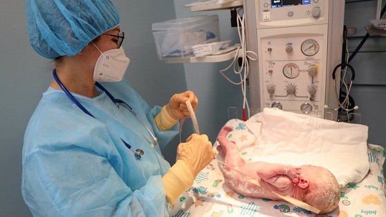 Большая команда врачей Сургута спасла жизнь новорожденному